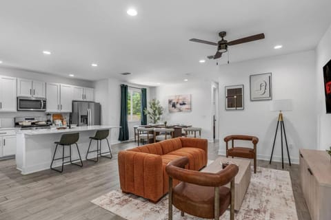 TV and multimedia, Kitchen or kitchenette, Living room, Seating area, Dining area