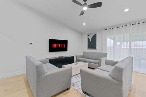 Game Room - Lux Spacious Home House in Austin