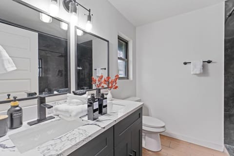 Game Room - Lux Spacious Home House in Austin