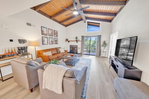 TV and multimedia, Living room, Evening entertainment