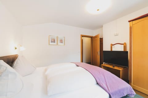 Bed, TV and multimedia, Photo of the whole room, Bedroom, wardrobe