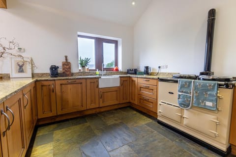 GARDEN FIELD COTTAGE - Spacious Holmbridge Home with Rolling Hill Views House in Holmfirth
