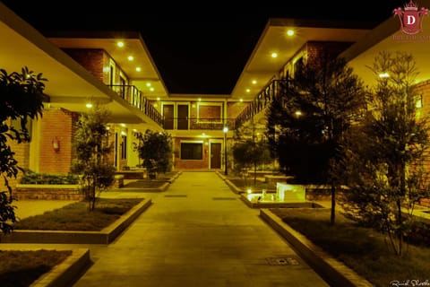 Property building, Facade/entrance, Night