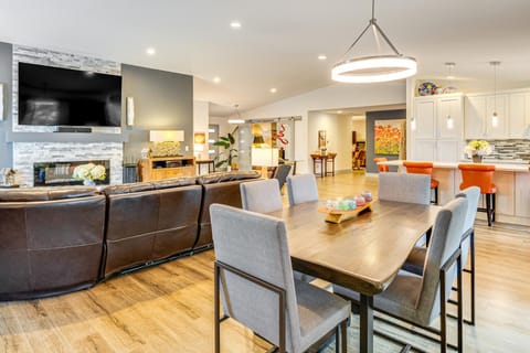 Amazing Outdoor Space! Everett Escape with Hot Tub House in Everett