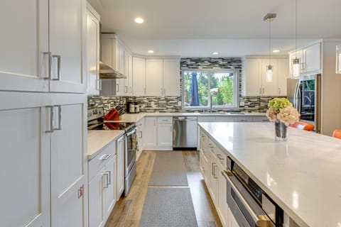 Amazing Outdoor Space! Everett Escape with Hot Tub House in Everett