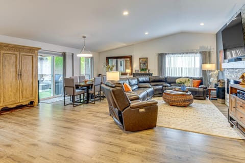 Amazing Outdoor Space! Everett Escape with Hot Tub House in Everett