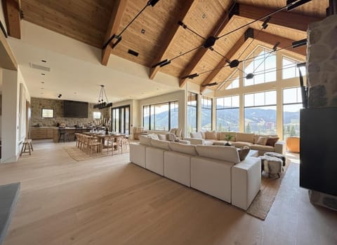 Hot tub, Golf simulator, Steam Room Chalet in Big Sky