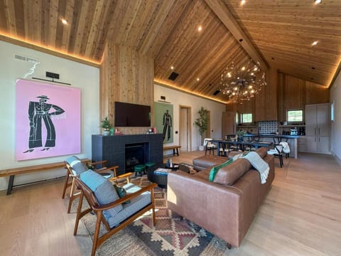 Hot tub, Golf simulator, Steam Room Chalet in Big Sky
