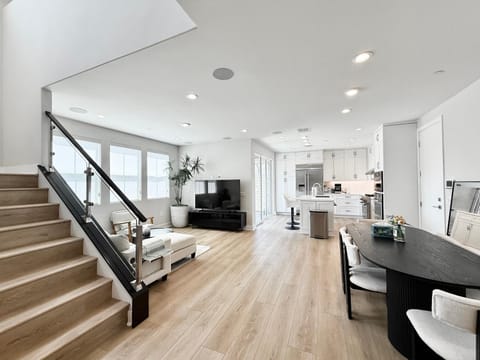 TV and multimedia, Kitchen or kitchenette, Photo of the whole room, Seating area, Dining area