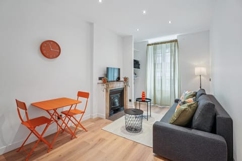 TV and multimedia, Kitchen or kitchenette, Living room, Seating area, Dining area