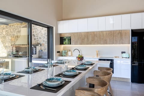 Kitchen or kitchenette, Dining area, stove