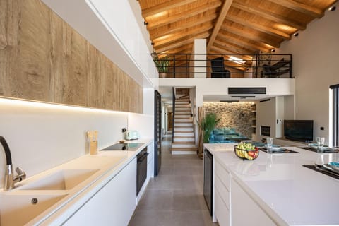 Property building, TV and multimedia, Kitchen or kitchenette, minibar