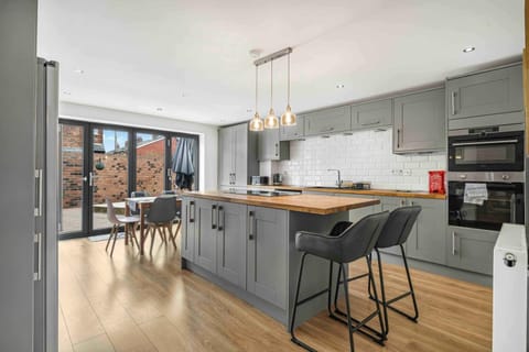 GuestReady - Charming Retreat in Trafford Bed and Breakfast in Stretford