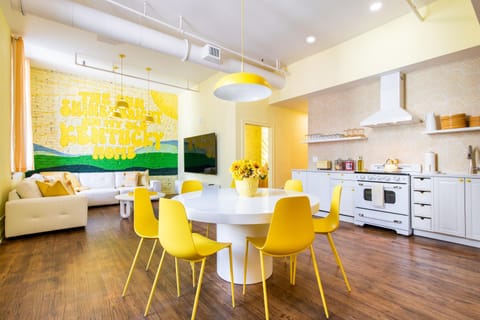 Kitchen or kitchenette, Living room, Seating area, Dining area, oven, pet friendly, stove