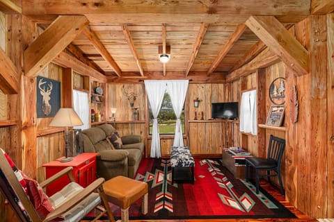 Texas Saw Mill Cabin - Hot Tub & 10 Mins to Main St Cabin in Rio Grande