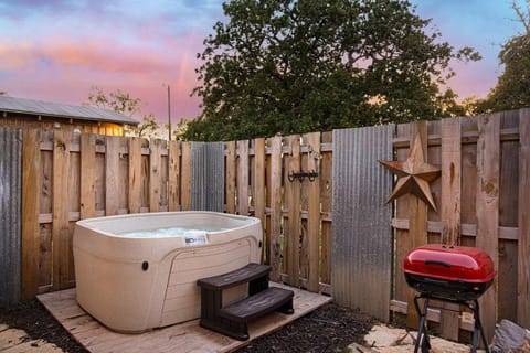 Texas Saw Mill Cabin - Hot Tub & 10 Mins to Main St Cabin in Rio Grande