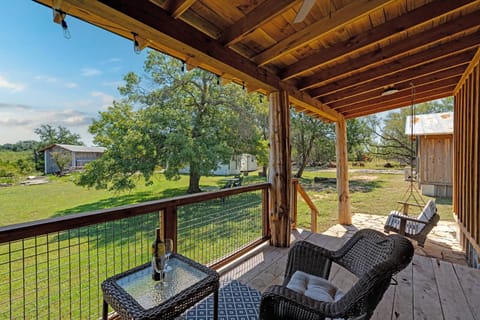 Texas Saw Mill Cabin - Hot Tub & 10 Mins to Main St Cabin in Rio Grande