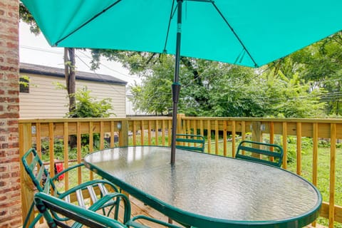 2 Mi to South Shore Beach Urban Retreat with Yard House in Chicago