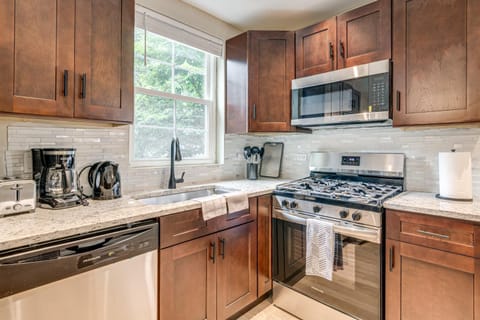 2 Mi to South Shore Beach Urban Retreat with Yard House in Chicago