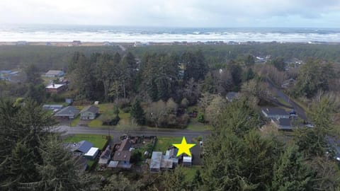 Cozy vibes, hot tub, EV charger, 1mi to beach House in Westport