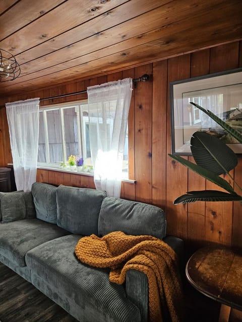 Cozy vibes, hot tub, EV charger, 1mi to beach House in Westport