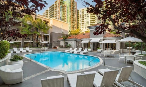 Property building, Patio, Day, Pool view, Swimming pool, sunbed