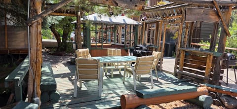 Suite with a King Bed and Full Kitchen at the Cedaredge Lodge Nature lodge in Cedaredge