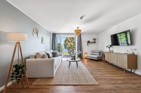 Communal lounge/ TV room, TV and multimedia, Living room, Seating area, Evening entertainment