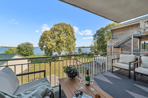 Property building, Day, Natural landscape, View (from property/room), Balcony/Terrace, Seating area, Dining area, Lake view