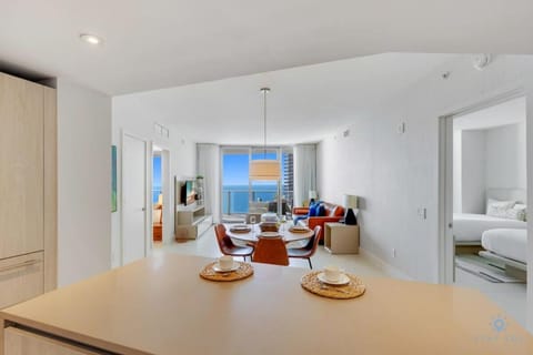 2BR Apt with Amazing Ocean View Balcony & Pool Apartment in Hollywood Beach
