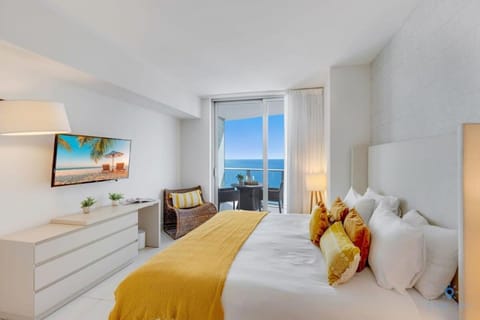 2BR Apt with Amazing Ocean View Balcony & Pool Apartment in Hollywood Beach