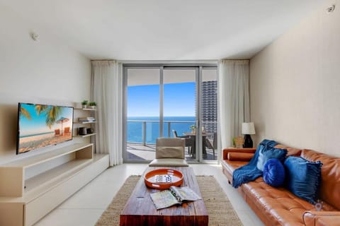 2BR Apt with Amazing Ocean View Balcony & Pool Apartment in Hollywood Beach