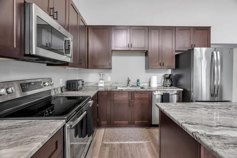 Opulent Birmingham Retreat Apartment in Lake Erie