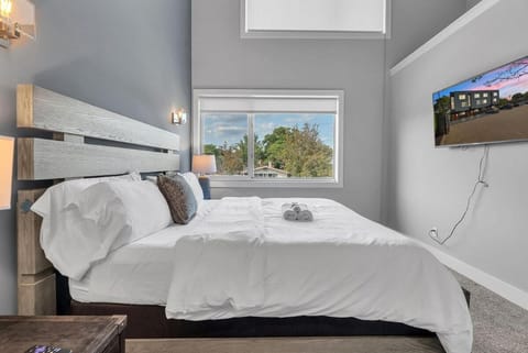 Opulent Birmingham Retreat Apartment in Lake Erie