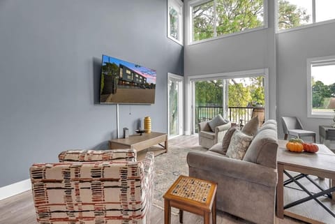 Opulent Birmingham Retreat Apartment in Lake Erie