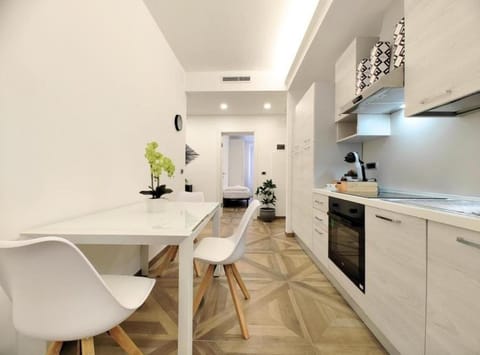 Kitchen or kitchenette, Dining area, oven, stove