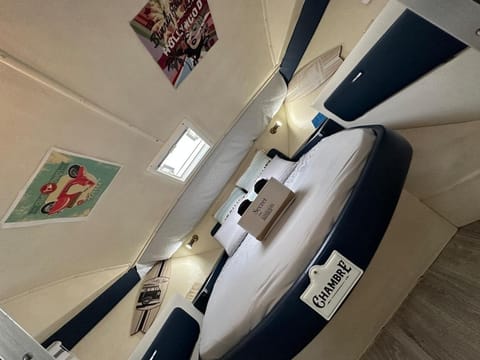 Vedette location à la nuitée sur l eau Docked boat in Valence