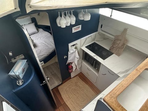 Vedette location à la nuitée sur l eau Docked boat in Valence