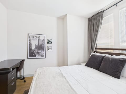 2BR with Soaking Tub Just 10 Min to Downtown Apartment in Chicago