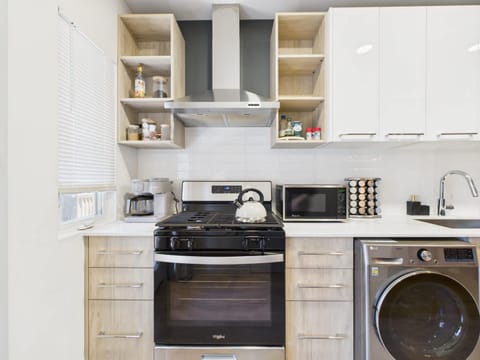 2BR with Soaking Tub Just 10 Min to Downtown Apartment in Chicago