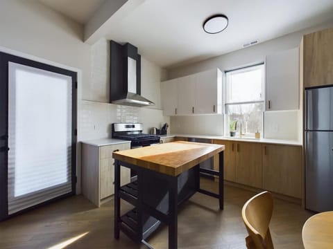 2 BR with Soaking Tub and Onsite Parking House in Chicago