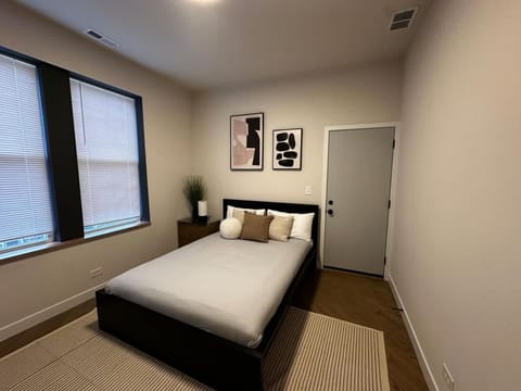 2 BR with Soaking Tub and Onsite Parking House in Chicago