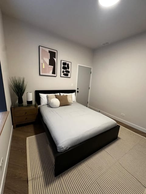 2 BR with Soaking Tub and Onsite Parking House in Chicago