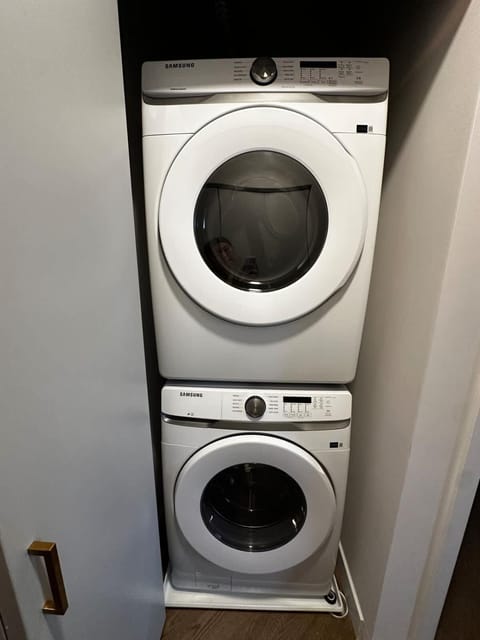 2 BR with Soaking Tub and Onsite Parking House in Chicago