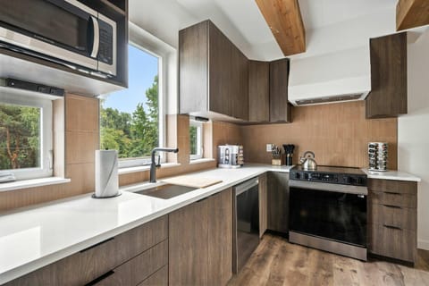 The Adelynn 5BR - Sleek - Spacious - Walkable House in Portland