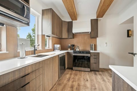 The Adelynn - 5BR Modern Luxury - Central Spot House in Portland