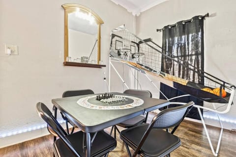 Game Room, Dining area