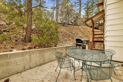 Modoc Cabin at Big Bear Village - Charming Downtown Family Retreat - Foosball - Fireplace - Sun Deck Cabin in Big Bear
