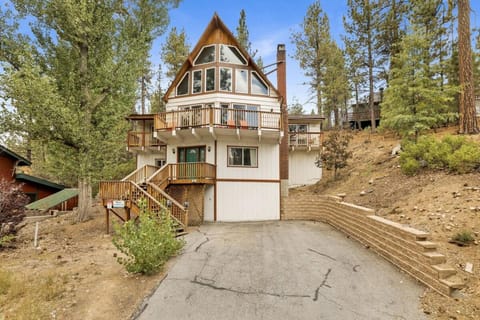 Modoc Cabin at Big Bear Village - Charming Downtown Family Retreat - Foosball - Fireplace - Sun Deck Cabin in Big Bear