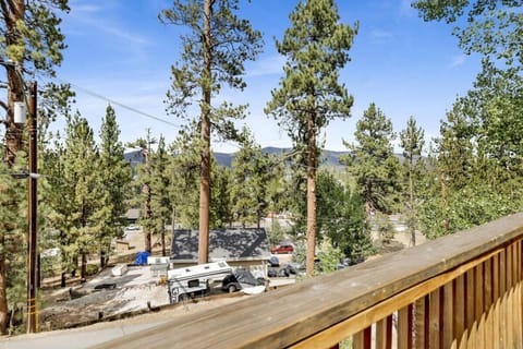 Modoc Cabin at Big Bear Village - Charming Downtown Family Retreat - Foosball - Fireplace - Sun Deck Cabin in Big Bear